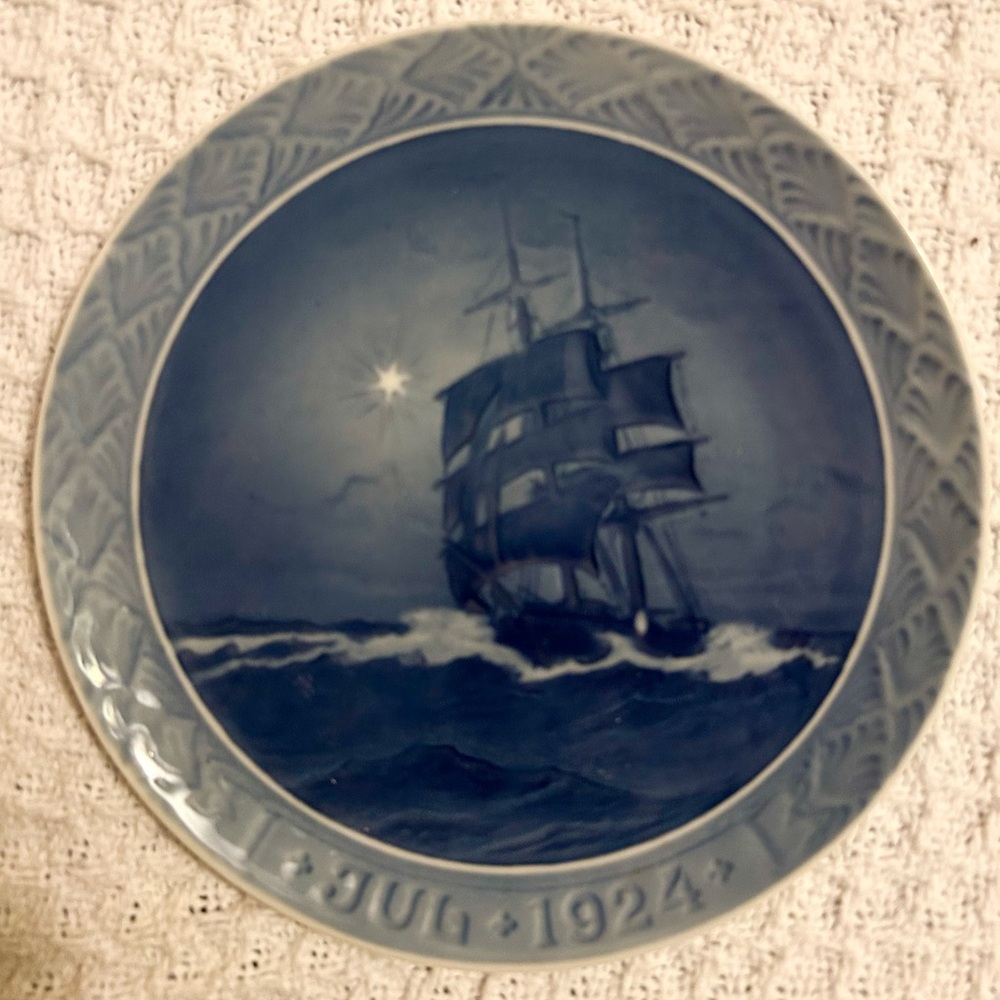 1924 Royal Copenhagen Christmas plate‎ "Schooner at Sea”.